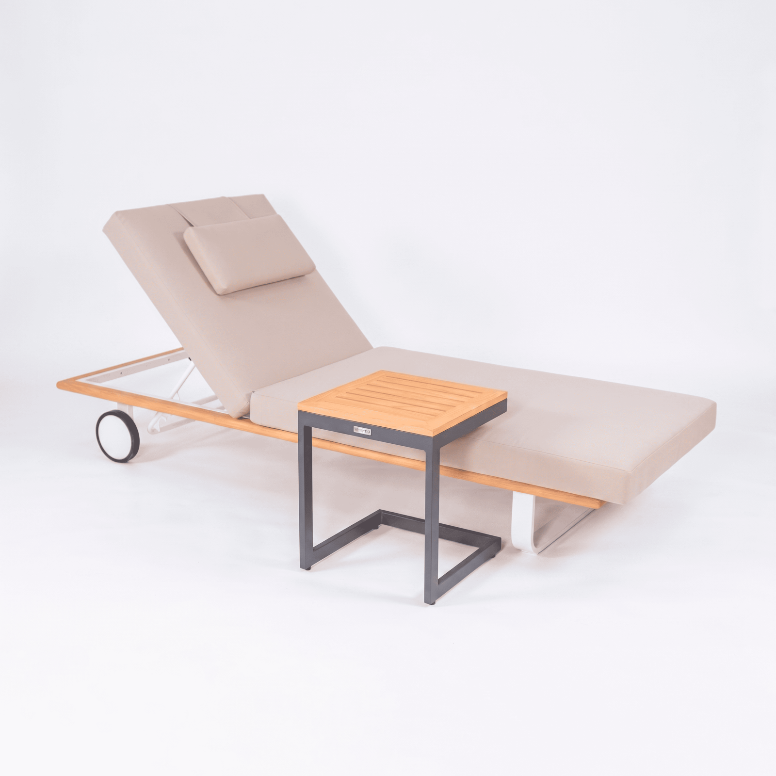 7001.0x1600 Kypit shezlong KOSTA T na kolesah, karkas belii aluminii s otdelkoi tikom, matras bejevii s podyshkoi - terrasnaya mebel v Moskve | Ideal Patio Shezlong KOSTA T na kolesah, karkas belii aluminii, tik, bejevii matras s podyshkoi, Dlya dachi Шезлонг КОСТА Т на колесах, каркас белый алюминий, тик, бежевый матрас с подушкой