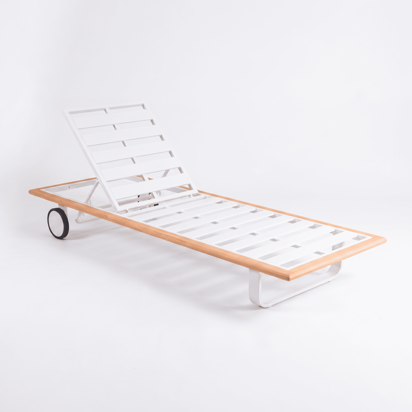 7003.0x1600 Kypit shezlong KOSTA T na kolesah, karkas belii aluminii s otdelkoi tikom, matras bejevii s podyshkoi - terrasnaya mebel v Moskve | Ideal Patio Shezlong KOSTA T na kolesah, karkas belii aluminii, tik, bejevii matras s podyshkoi, Dlya dachi Шезлонг КОСТА Т на колесах, каркас белый алюминий, тик, бежевый матрас с подушкой
